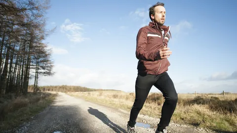 Person som springer på en grusväg