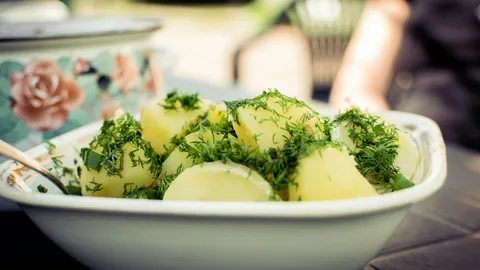 Färskpotatis med dill i en skål