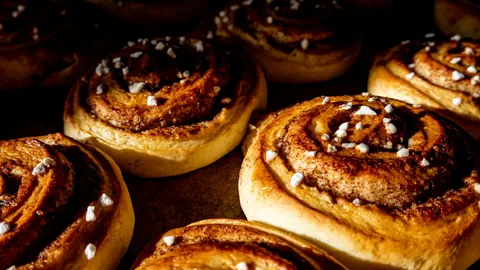 Nygräddade kanelbullar med pärlsocker