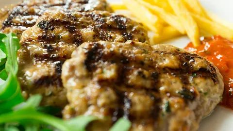 Grillade köttfärsbiffar med pommes frites