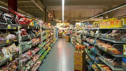 Butiksgång med fyllda varuhyllor
