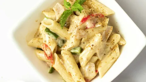 Pennepasta i krämig sås i vit skål
