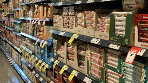 Välfylld hylla med kex och knäckebröd