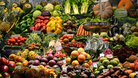 Marknadsstånd fyllt med frukt och grönsaker