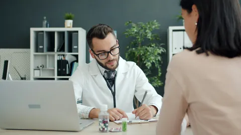 Läkare antecknar under ett patientbesök