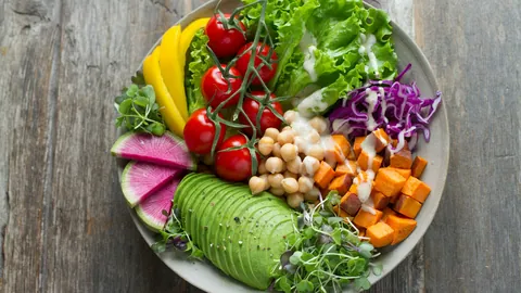 Skål med sallad, avokado och kikärter