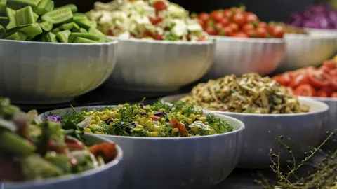 Skålar med sallad och grönsaker